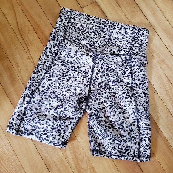 Jessica Simpson NWOT Black Animal Print Tummy-Control 7'' Bike Shorts - S - Picture 4 of 12